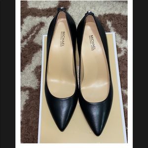 New black Michael kors pump